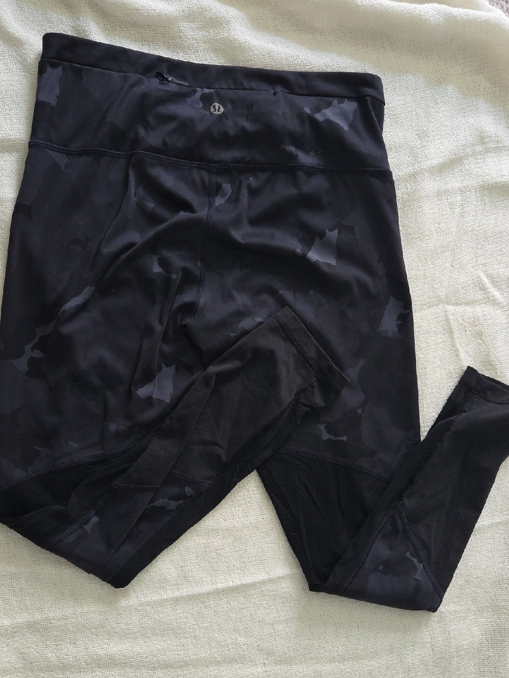 Lululemon Size 8 Black Camo High-Rise Leggings
